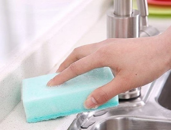 Combo Giá để giẻ rửa bát hình rổ màu trắng + Set 5 miếng xốp rửa bát 1 mặt ráp cao cấp