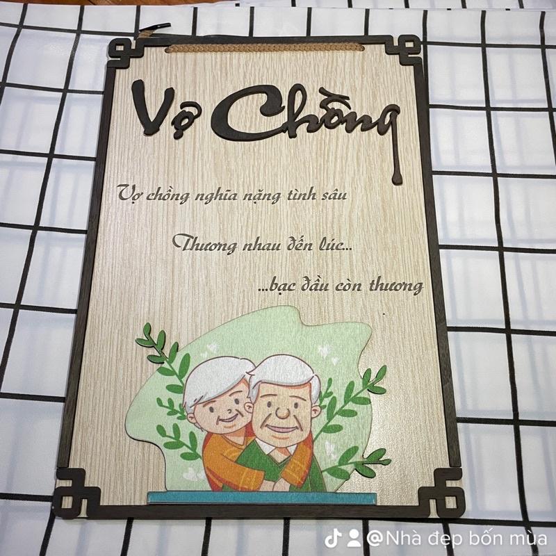 Tranh gỗ chư thư pháp nổi nền gỗ trắng hình 2 người già và bài thơ nghĩa tình có dây treo tặng kèm đinh 3 chân đóng tường