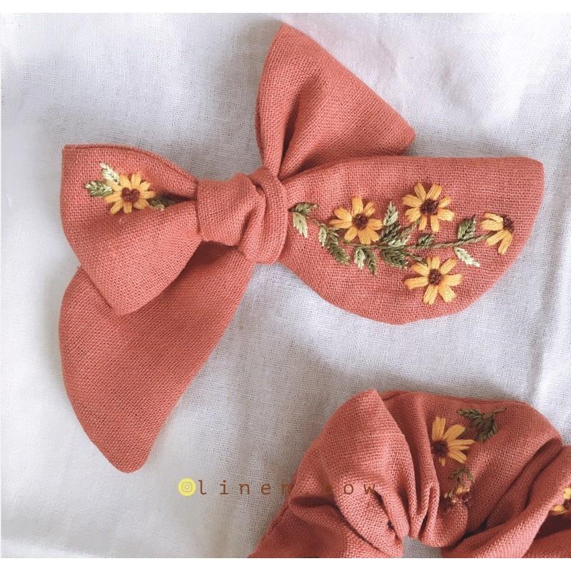 Nơ và scrunchies thêu hoa dã quỳ