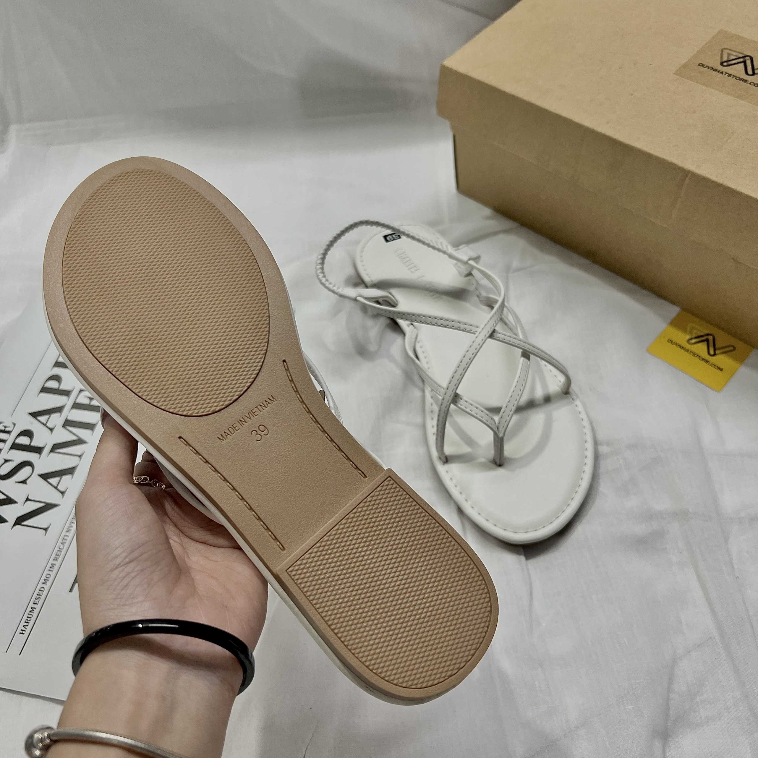 Giày Sandal Nữ Quai Kẹp Xỏ Ngón Đế Bệt Trắng Đen Dây Mảnh Nhỏ Duy Nhật Store Học Sinh Đi Học Bền Uzzang Chiến Binh Thun