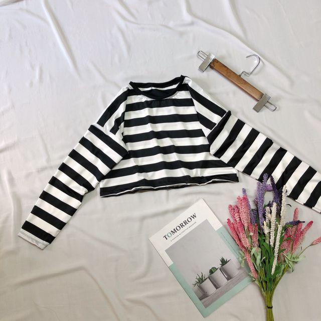 Áo croptop tay dài sọc trắng đen phong cách