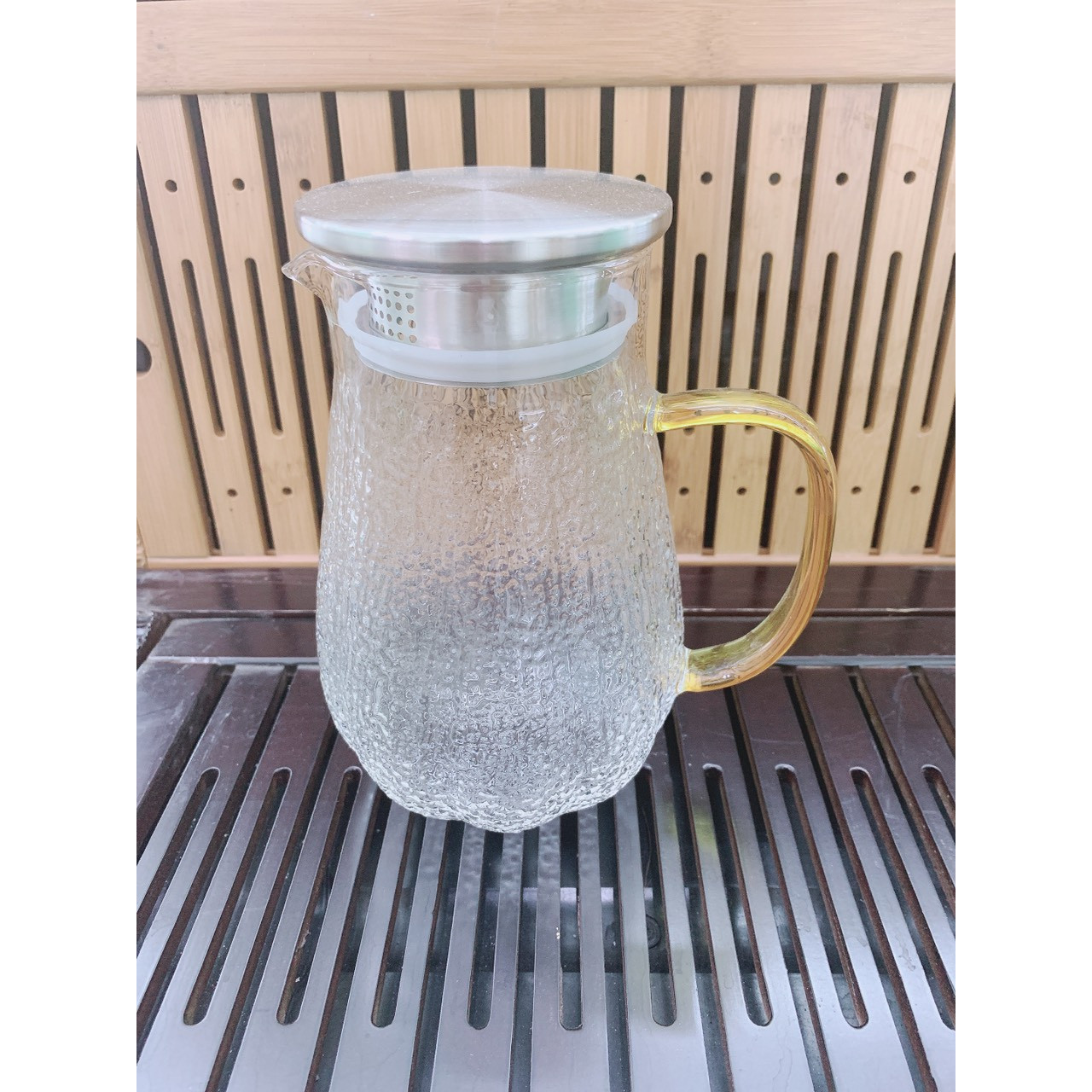 BÌNH ĐỰNG NƯỚC THỦY TINH CHỊU NHIỆT VÂN NHÁM QUAI VÀNG NẮP INOX 1,6L - ANTH281