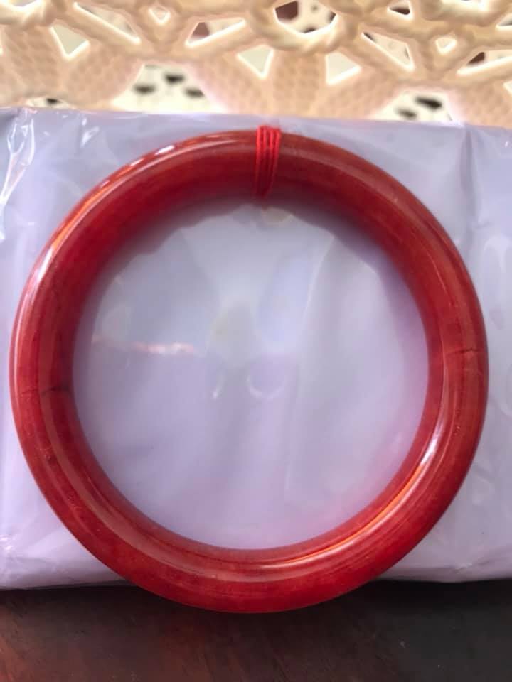 CHIẾC VÒNG TAY PHONG THỦY ĐÁ CẨM THẠCH CỒ ĐỎ CỌNG TO SIZE 56MM X DẦY 9MM MÀU ĐỎ ĐẬM ĐẸP NAM NỮ MỆNH HỎA THỔ 56kg đến 68kg Ạ