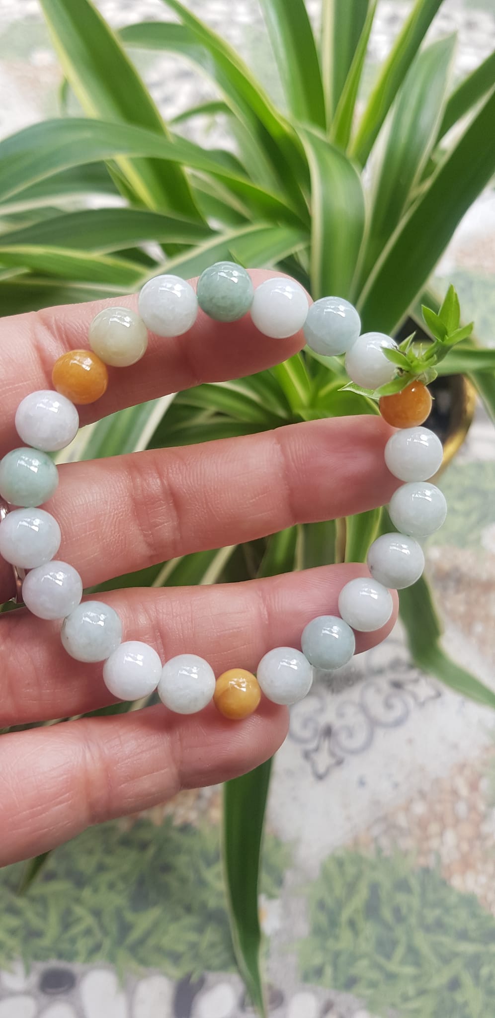 Vòng chuỗi đá Cẩm Thạch tự nhiên trắng huyết tam tài 8mm bóng đẹp Màu trắng bóng xanh vàng nữ đeo rất xinh đẹp xinh tay may mắn Vòng đá cẩm thạch tự nhiên tốt cho sức khoẻ công việc ạ