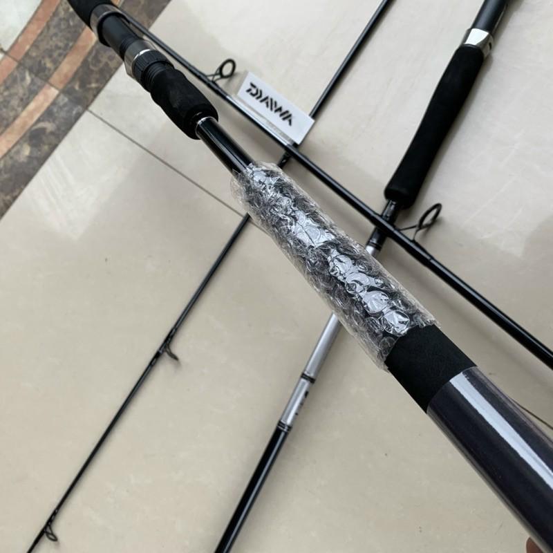 cần Daiwa FANTOM CATFISH màu đen cán mút độ cứng MHS
