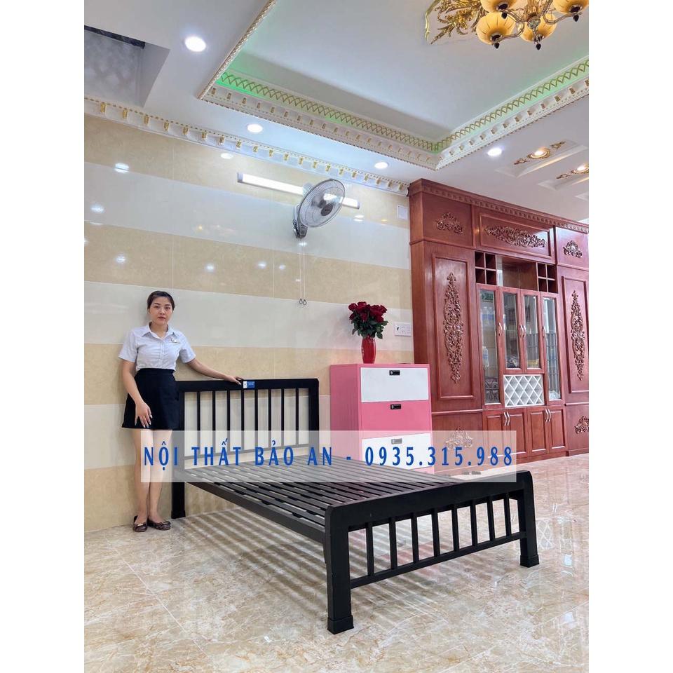 Giường sắt ngủ hộp vuông 4x8 nhiều màu - kích thước 1mx2m
