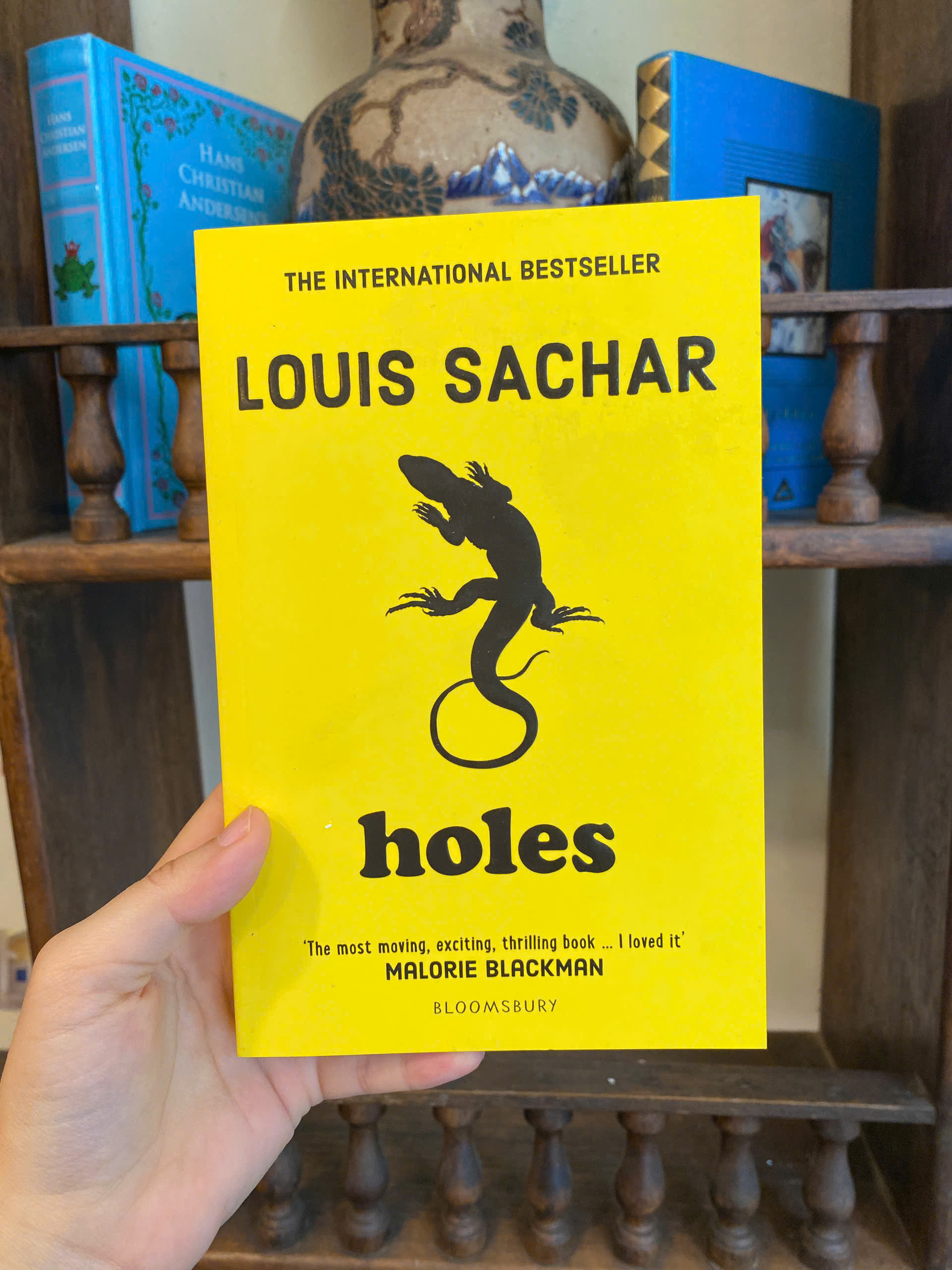 Sách - Holes by Louis Sachar | Young Adult Fiction / Childrens Classics / Ngoại văn Nhập khẩu