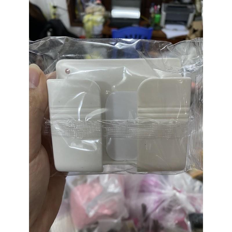 HỘP ĐỰNG REMOTE, ĐIỆN THOẠI VUÔNG CÓ LỖ CẮM SẠC DÁN TƯỜNG MÃ 02