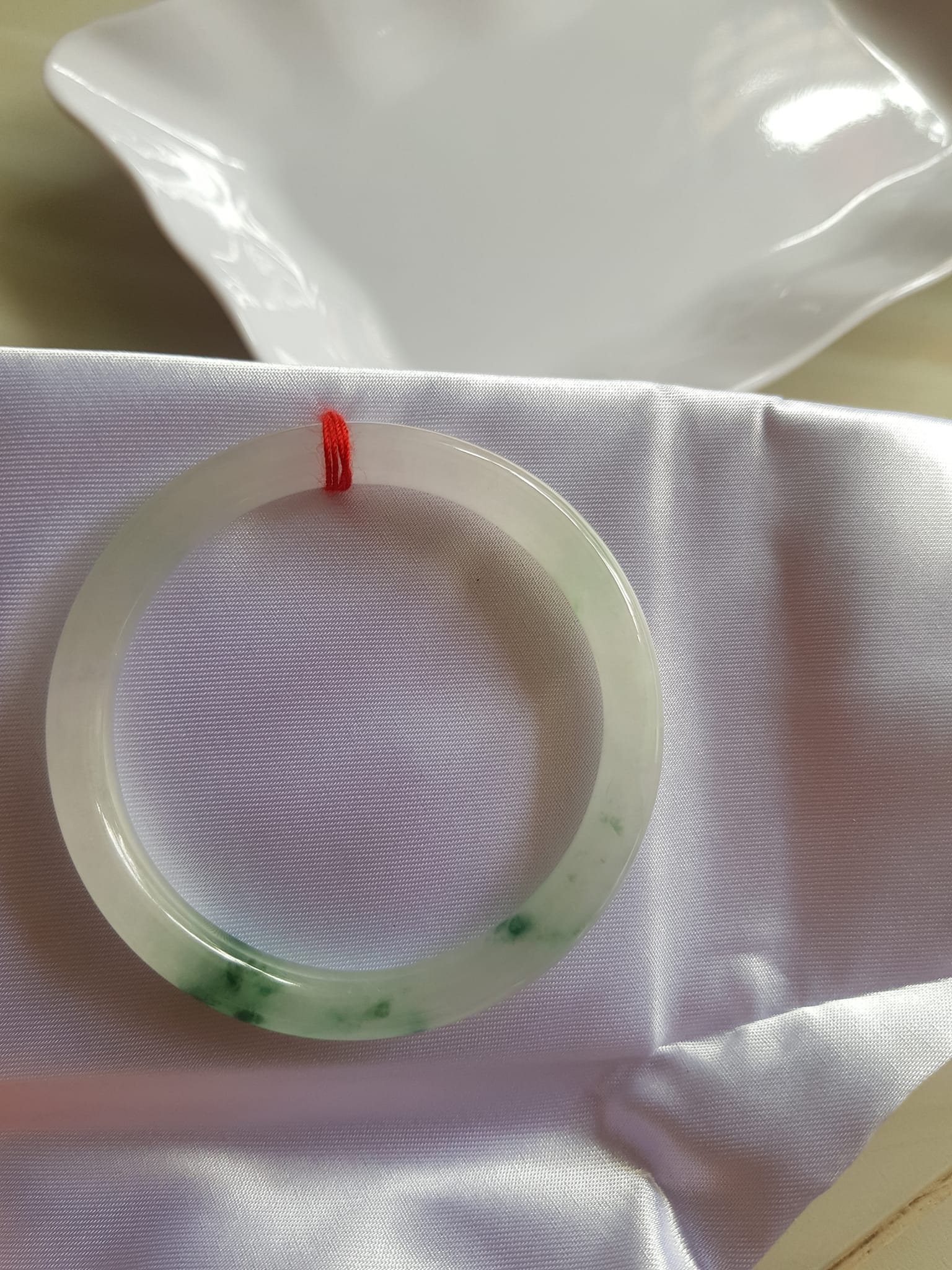 Vòng đeo tay Nữ đá cẩm thạch tự nhiên Tím Lý 50mm x cọng nhỏ 6,2 mm màu trắng bóng 1 bên xanh lý đậm ánh tím nhẹ thiệt đẹp Màu trắng bóng 1 bên xanh lý đậm ánh tím nhẹ thiệt đẹp Nữ cân Nặng 50kg-55kg đeo đẹp ạ