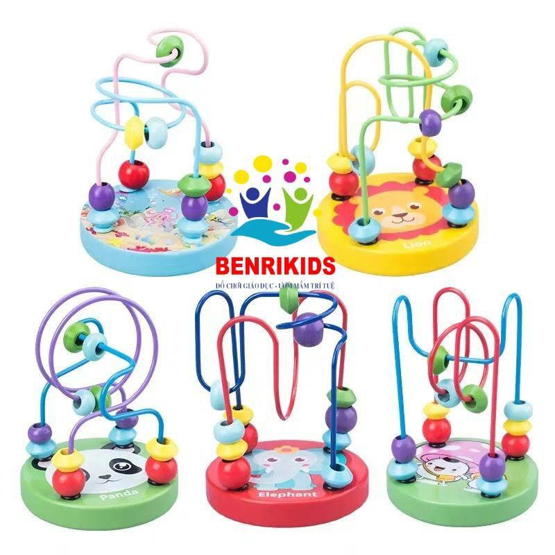 Luồn hạt mê cung giúp bé phát triển trí tuệ, nhận biết màu sắc, phát triển kỹ năng cầm nắm cơ bản.