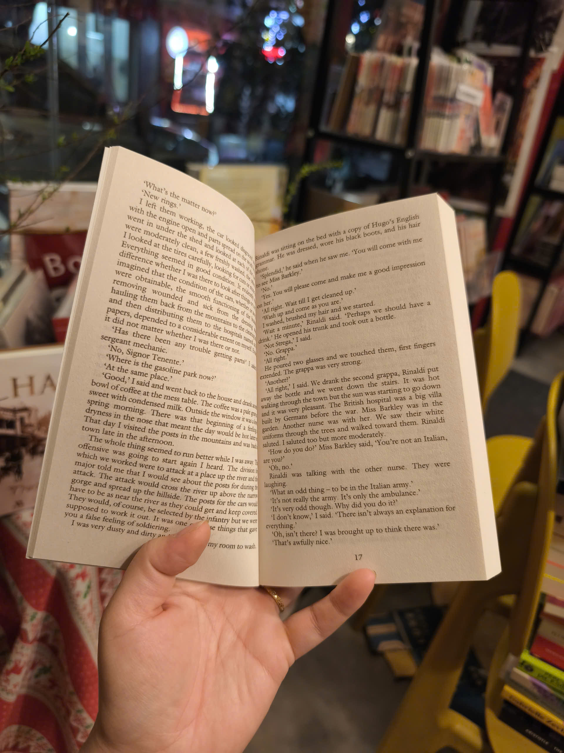 Sách - A Farewell To Arms by Ernest Hemingway - Classics| Fiction|  Historical Fiction