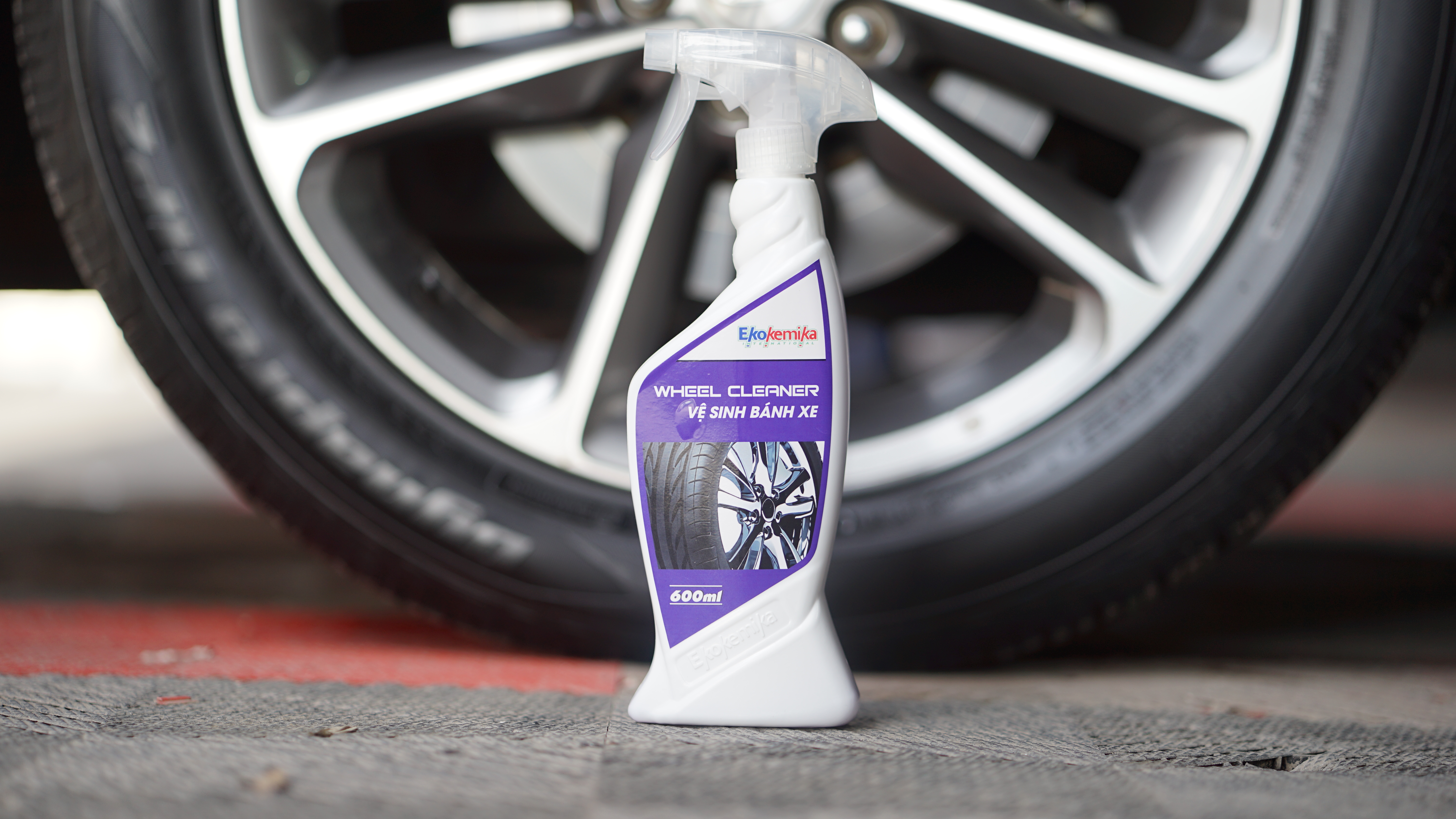 DUNG DỊCH LÀM SẠCH VÀ TẨY Ố VÀNG TRÊN LỐP Ô TÔ, XE MÁY WHEEL CLEANER 600ML THƯƠNG HIỆU EKOKEMIKA