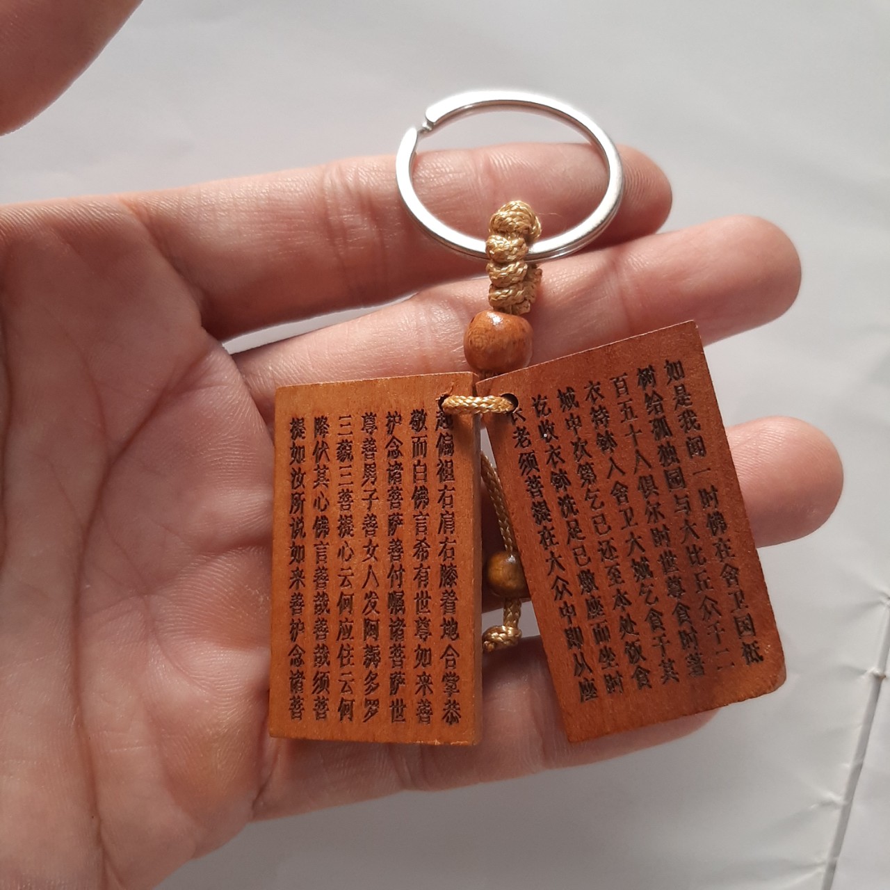 Móc khóa gỗ hình cuốn sách khắc kinh phật