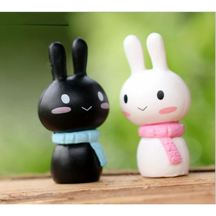 Combo 01 Đôi thỏ LINE quấn khăn trắng và đen để trang trí nhà búp bê, bonsai