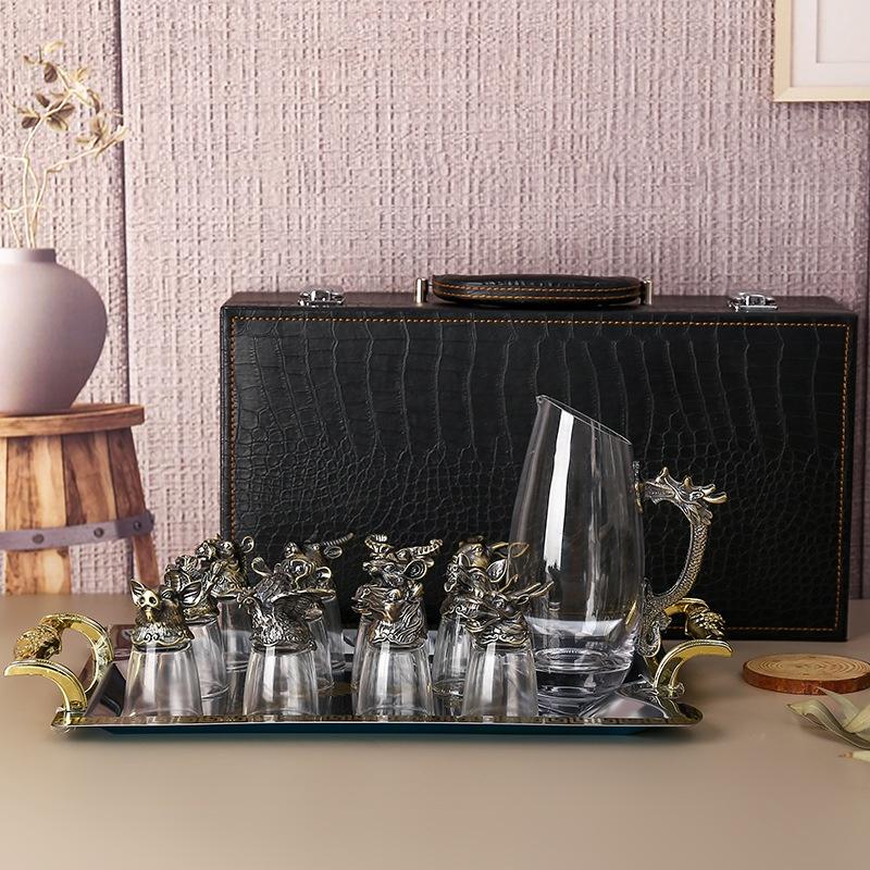Bộ chén thủy tinh hình 12 con giáp đựng trong va li màu đen