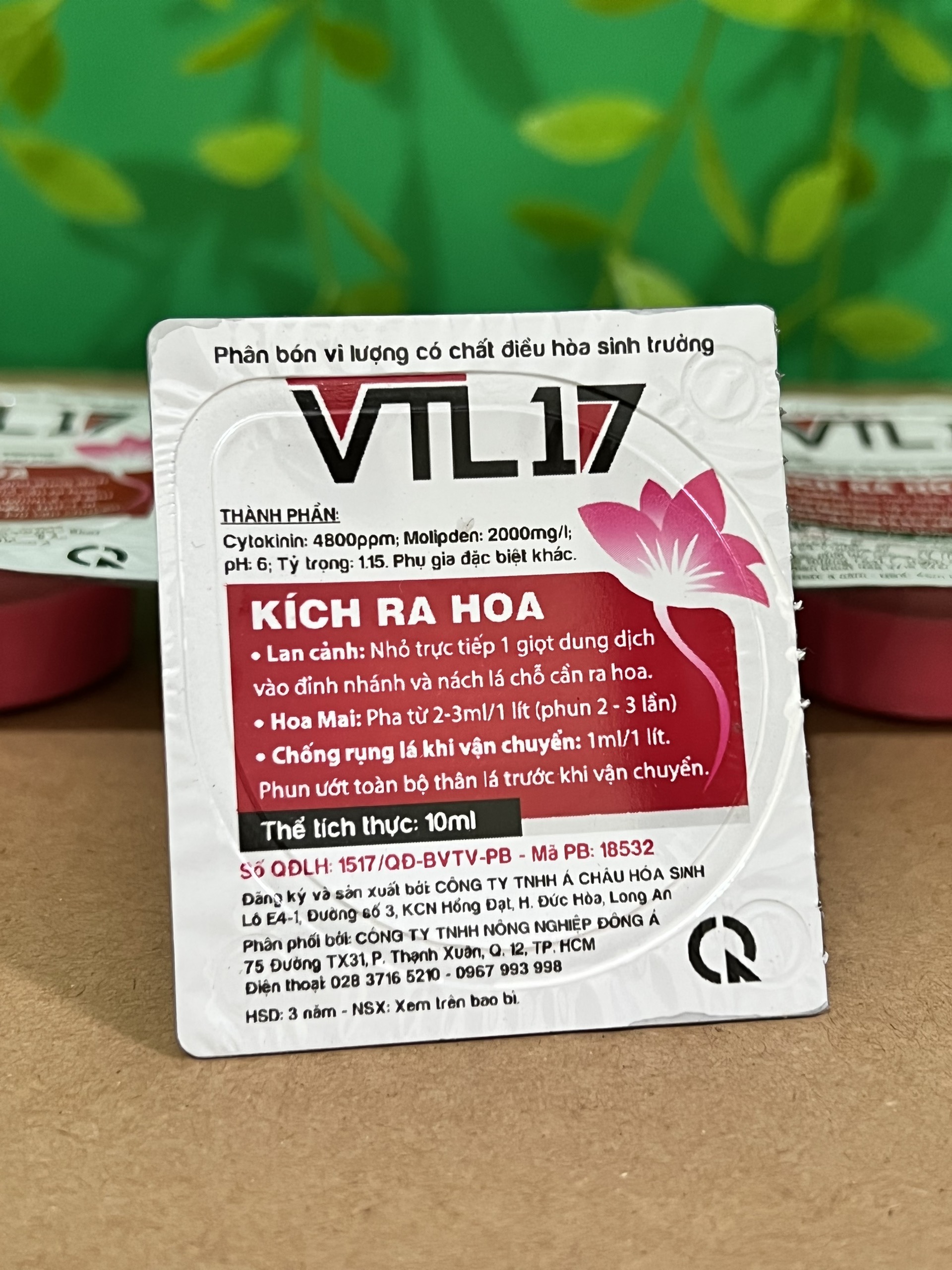 Phân bón VTL 17 kích ra hoa 10ml dành cho hoa lan hoa hồng, chống rụng lá cánh hoa khi vận chuyển.