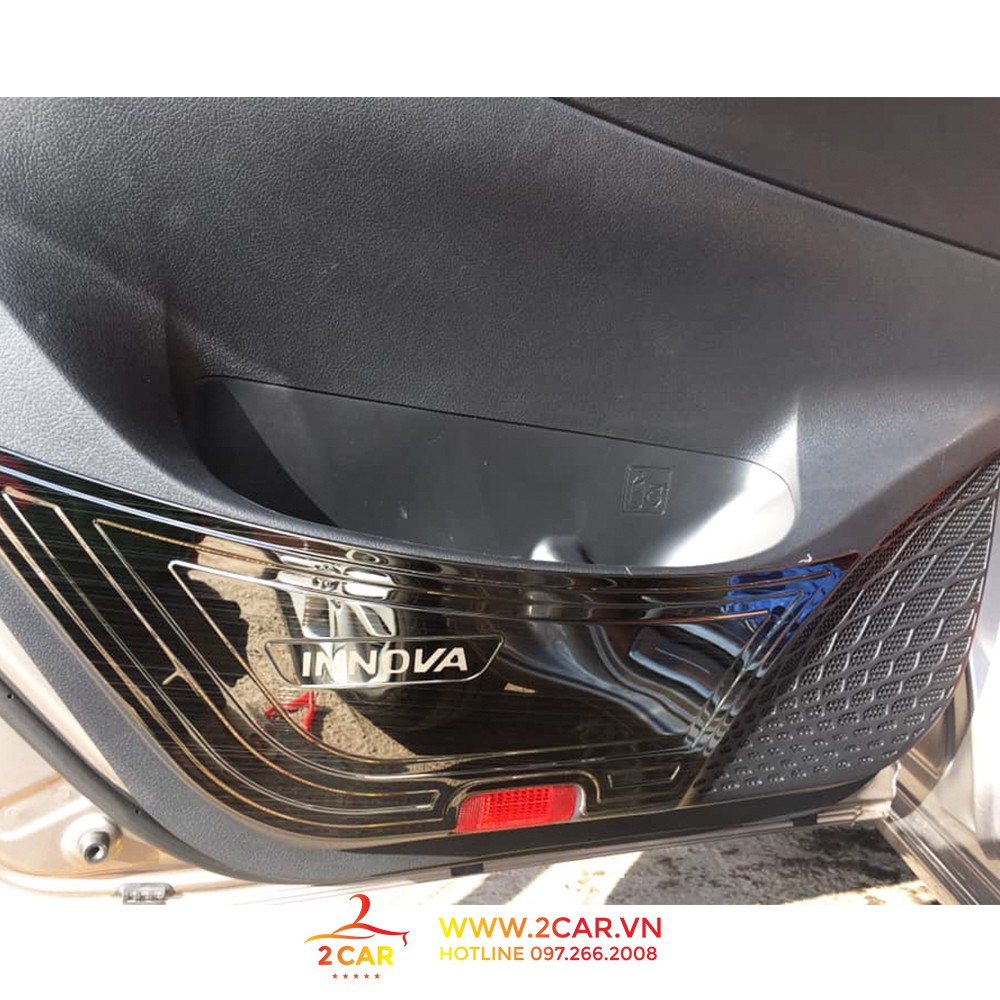 Ốp tapli cánh cửa, màng loa xe Toyota Innova 2017 - 2022 titan cao cấp