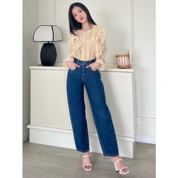 KIOBI - Áo kiểu Ninara form suông rộng, cổ tròn, tay phồng nhún bèo, bèo ngực viền ren, vải tơ silk mịn be - KIA224346B