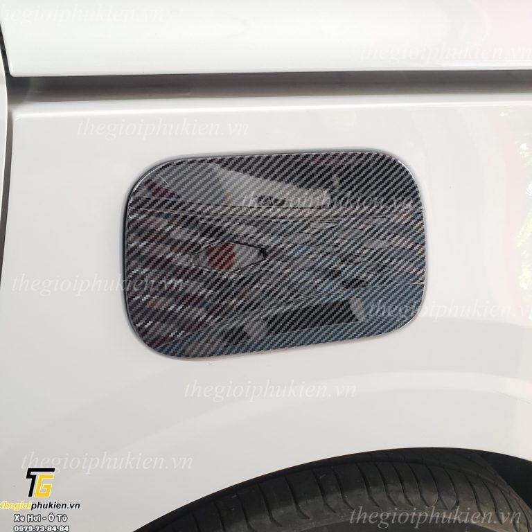 Ốp nắp bình xăng Kia Carnival 2022 vân Carbon