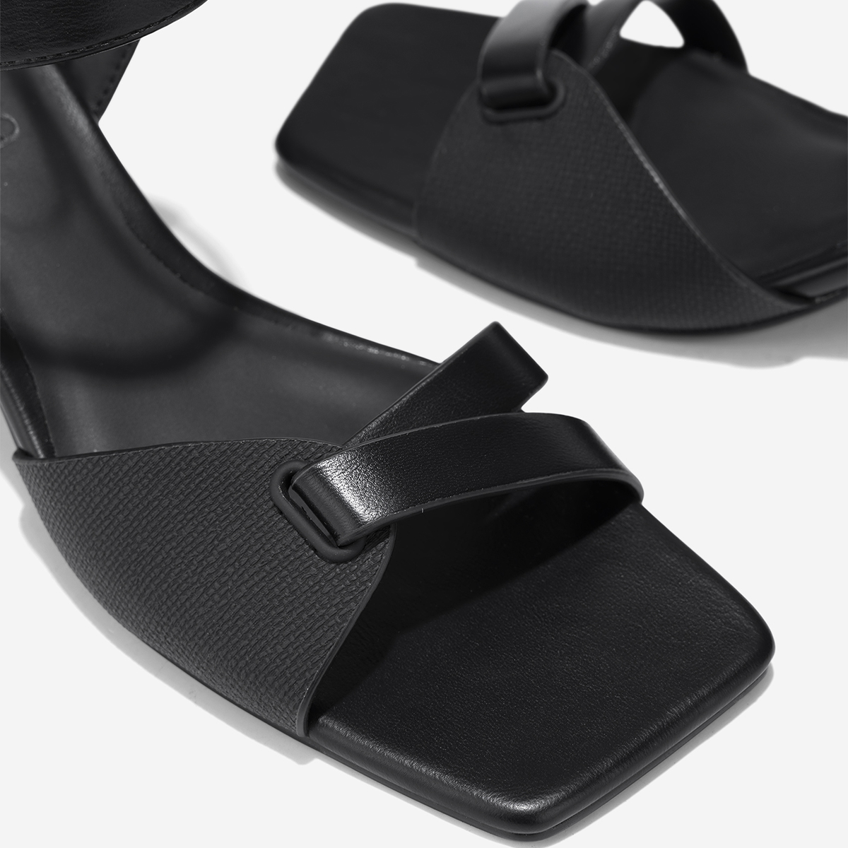 Vascara Giày Sandal Gót Trụ Phối Quai Thắt Nút Cách Điệu - SDN 0802