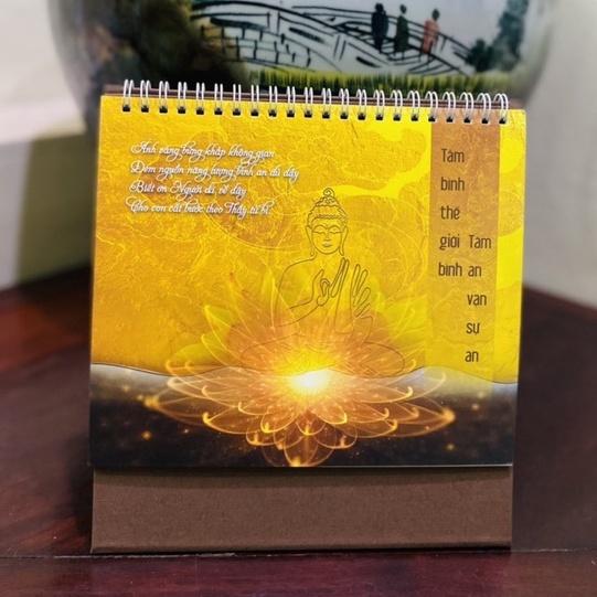 Lịch Để Bàn Lò Xo Cứng 2023 Lịch Để Bàn Chữ M 2023 - Mẫu Ngẫu Nhiên