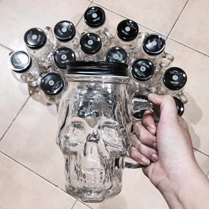 CỐC QUAI THỦY TINH HÌNH ĐẦU LÂU NẮP THIẾC 400 ML