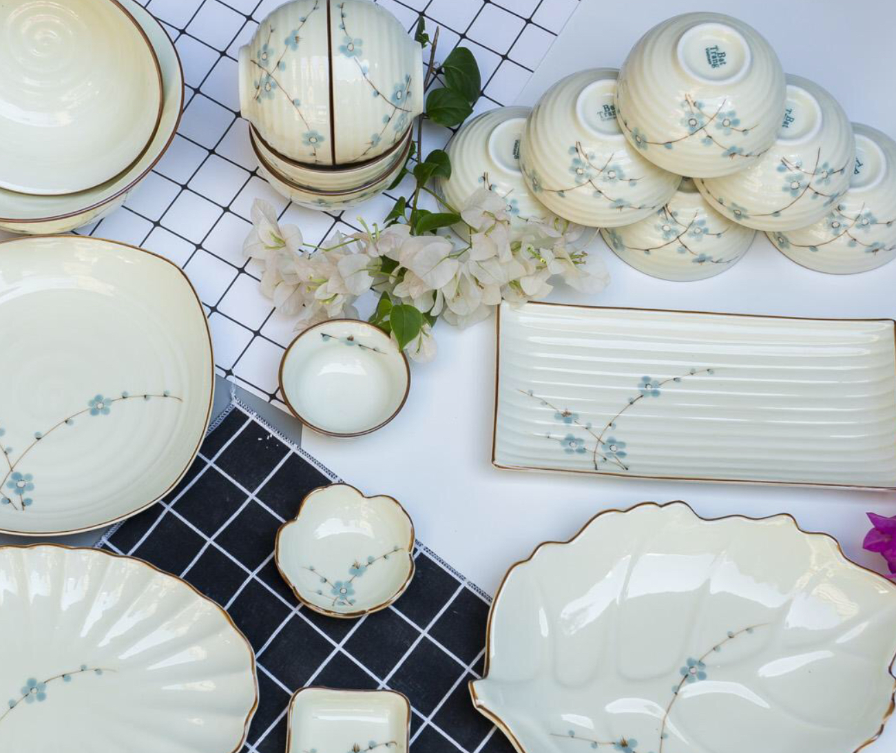 BỘ BÁT ĐĨA MEN KEM VỚI THIẾT KẾ ĐẸP VẼ ĐÀO XANH 19 MÓN.
