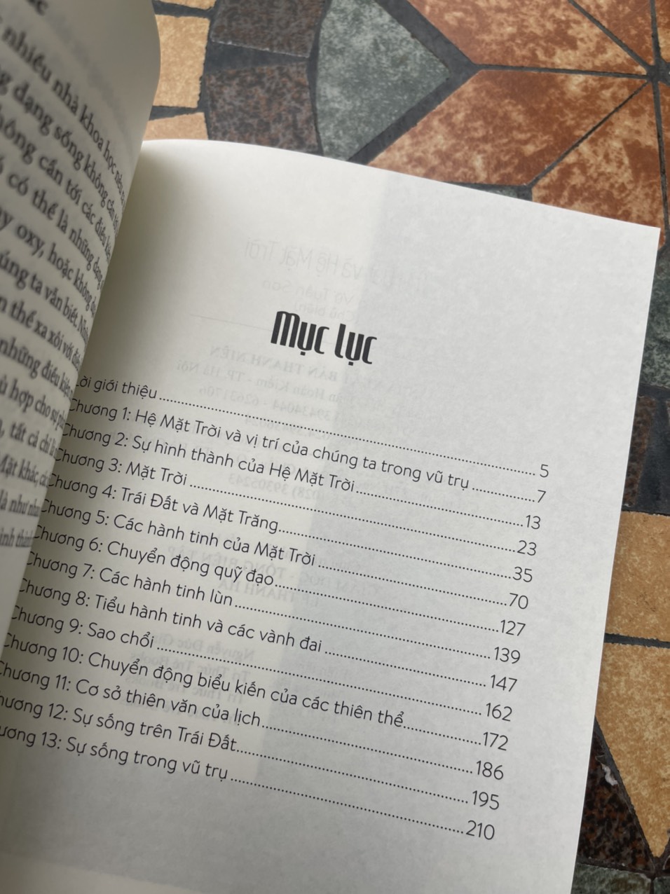 TRÁI ĐẤT VÀ HỆ MẶT TRỜI – Đặng Vũ Tuấn Sơn chủ biên – Tri Thức Trẻ Books – NXB Thanh Niên (Bìa mềm)