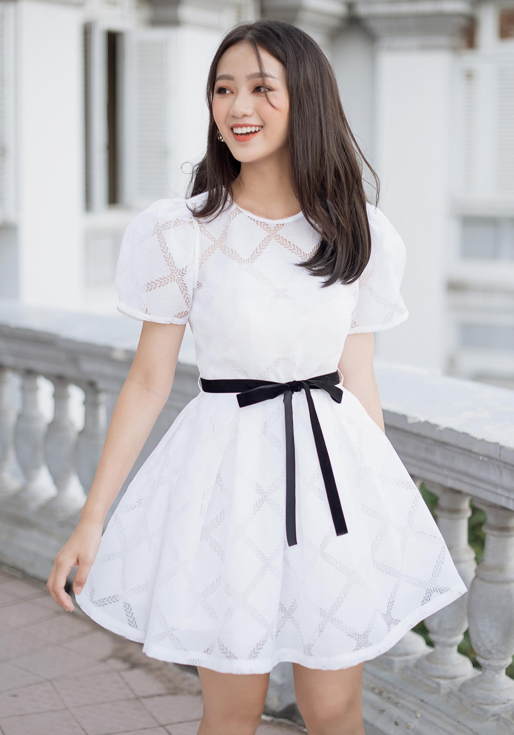 Đầm trắng tơ ô họa tiết tùng xếp ly kèm dây nhung đen