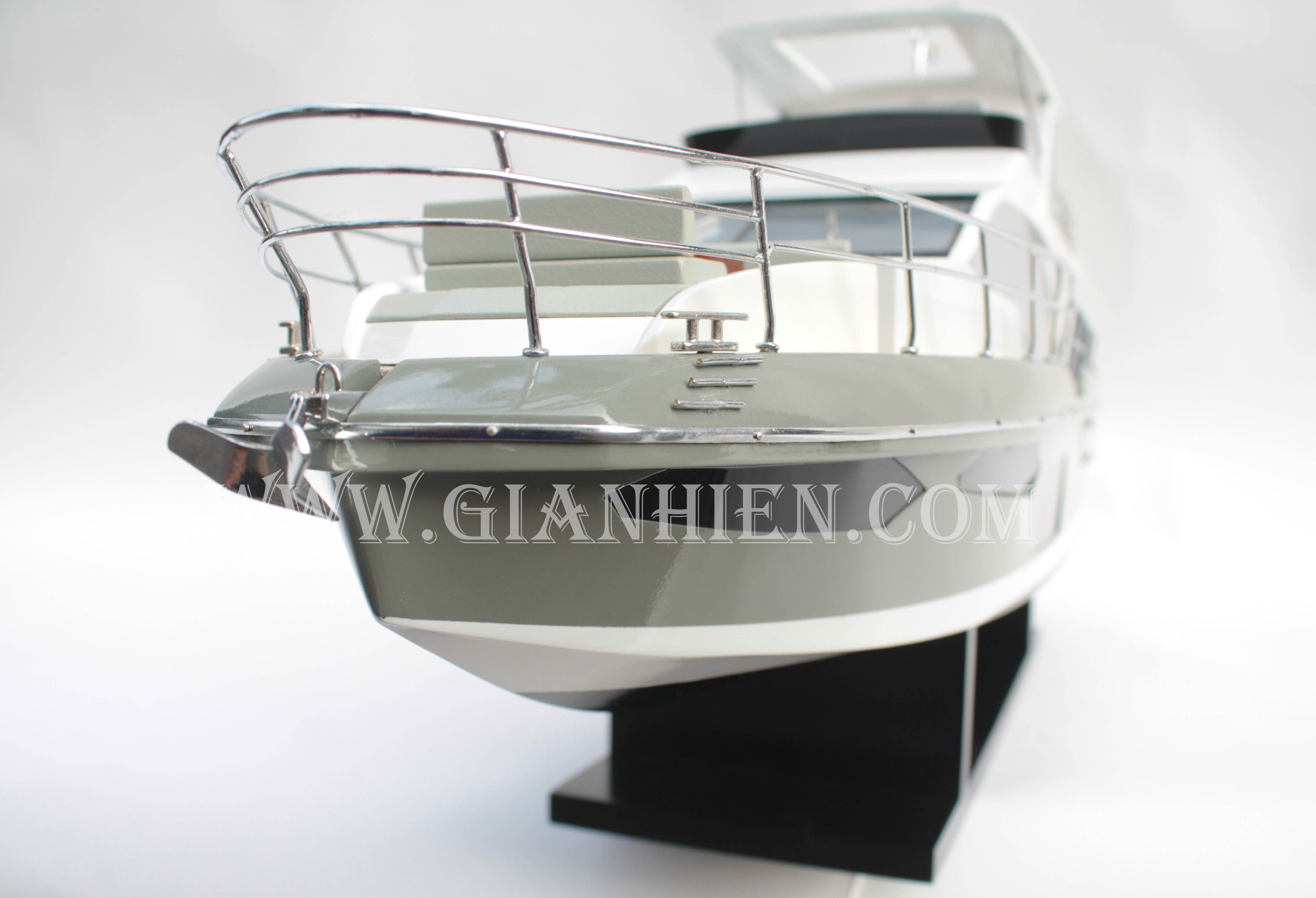 Thuyền gỗ trang trí AZIMUT 68S