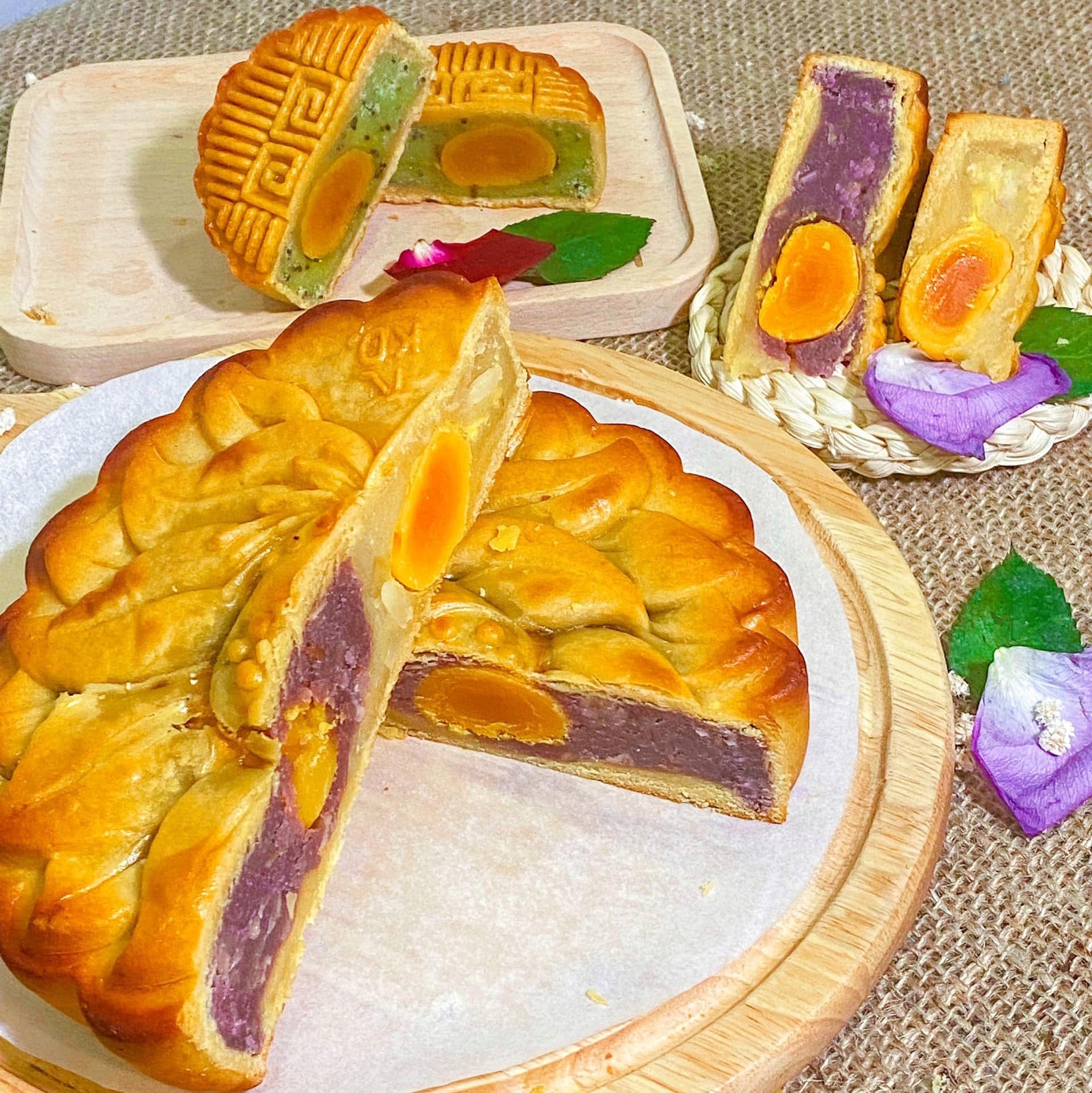 BÁNH TRUNG THU MẶT TRĂNG 0022: HẠT SEN MACCA - KHOAI MÔN HẠNH NHÂN 6 TRỨNG 600G - Thành Long - VIỆT NAM