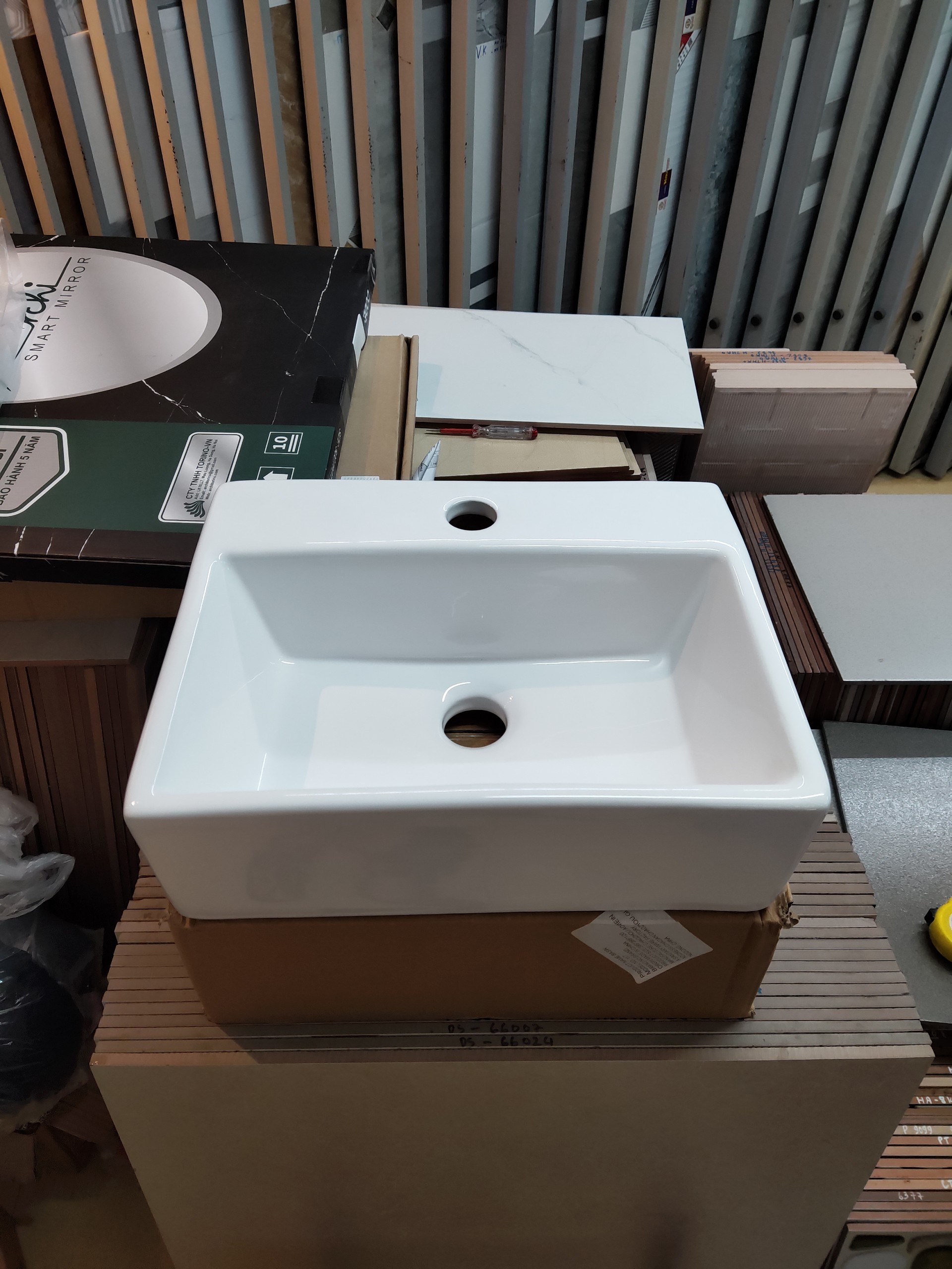 CHẬU LAVABO TREO TƯỜNG HT1300 NHỎ GỌN