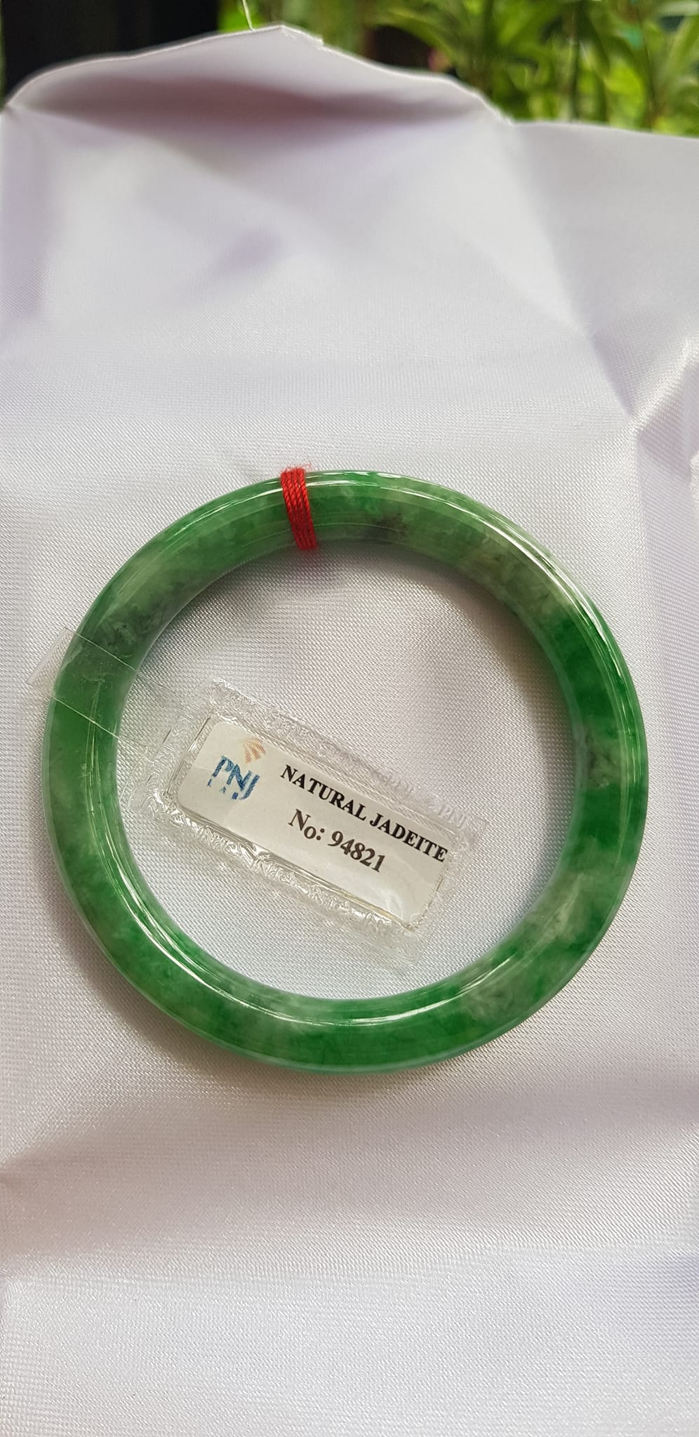 Vòng Cẩm Thạch tự nhiên Đậu Lý 48mm x cọng 7,2mm vòng kiểm định P No 94821 Màu Xanh lý tươi đậu bông trắng xíu vân phớt xám nhẹ rất xinh nữ tay nhỏ 35kg - 48kg đeo ạ