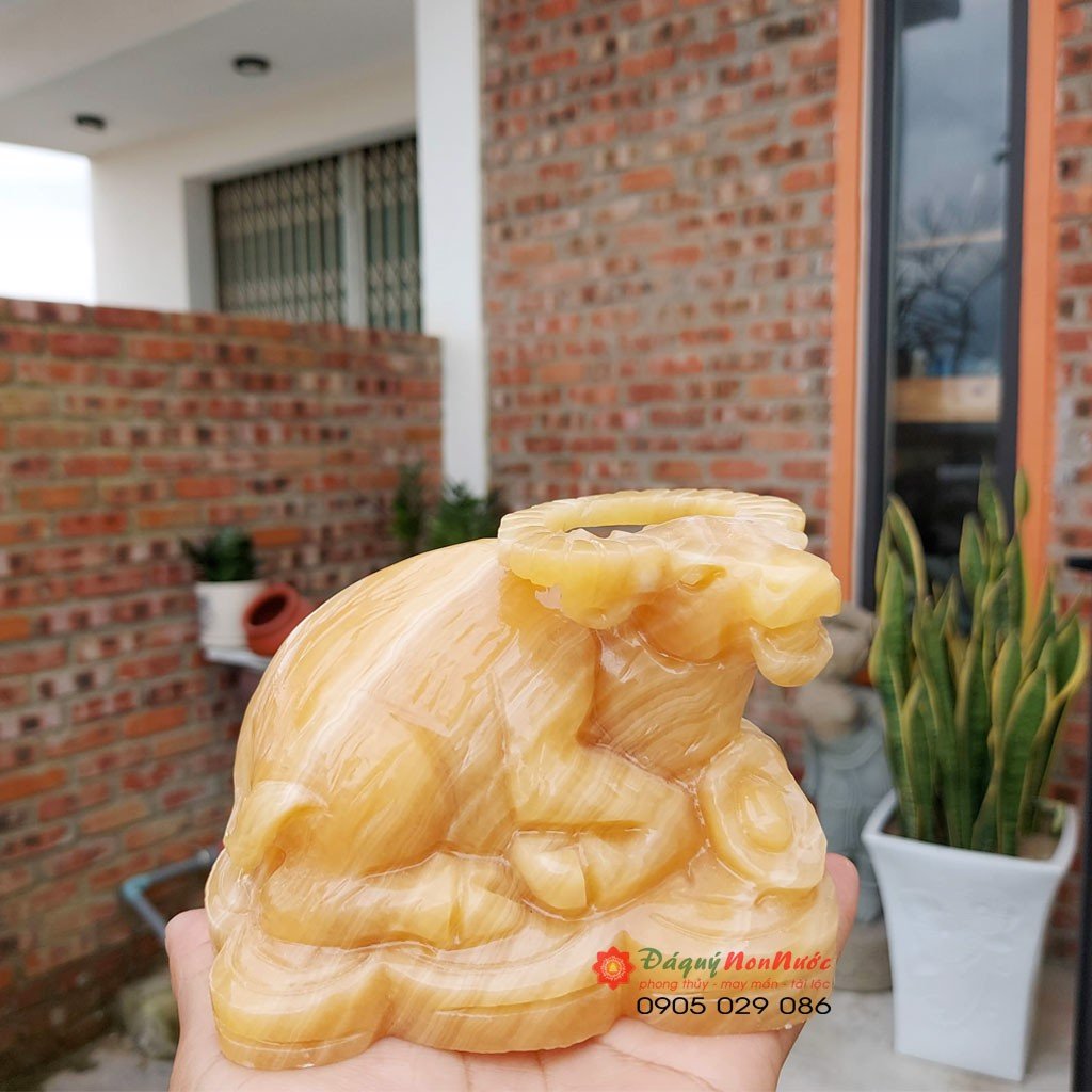 Tượng trâu vàng 12 con giáp phong thủy đá ngọc hoàng long 15cm đá Non Nước