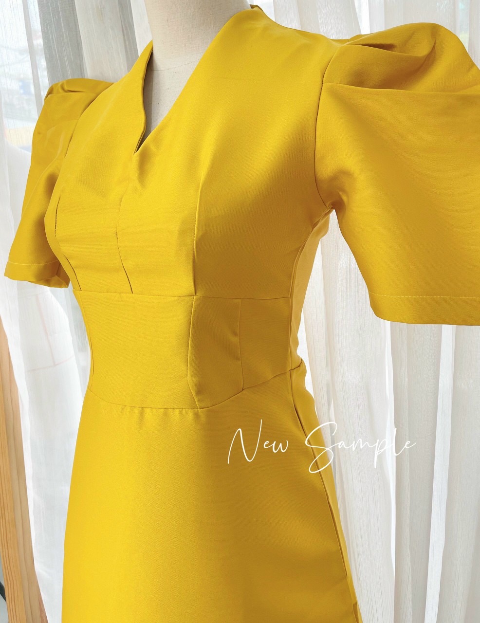 ĐẦM CỔ V VÀNG TAY NGẮN