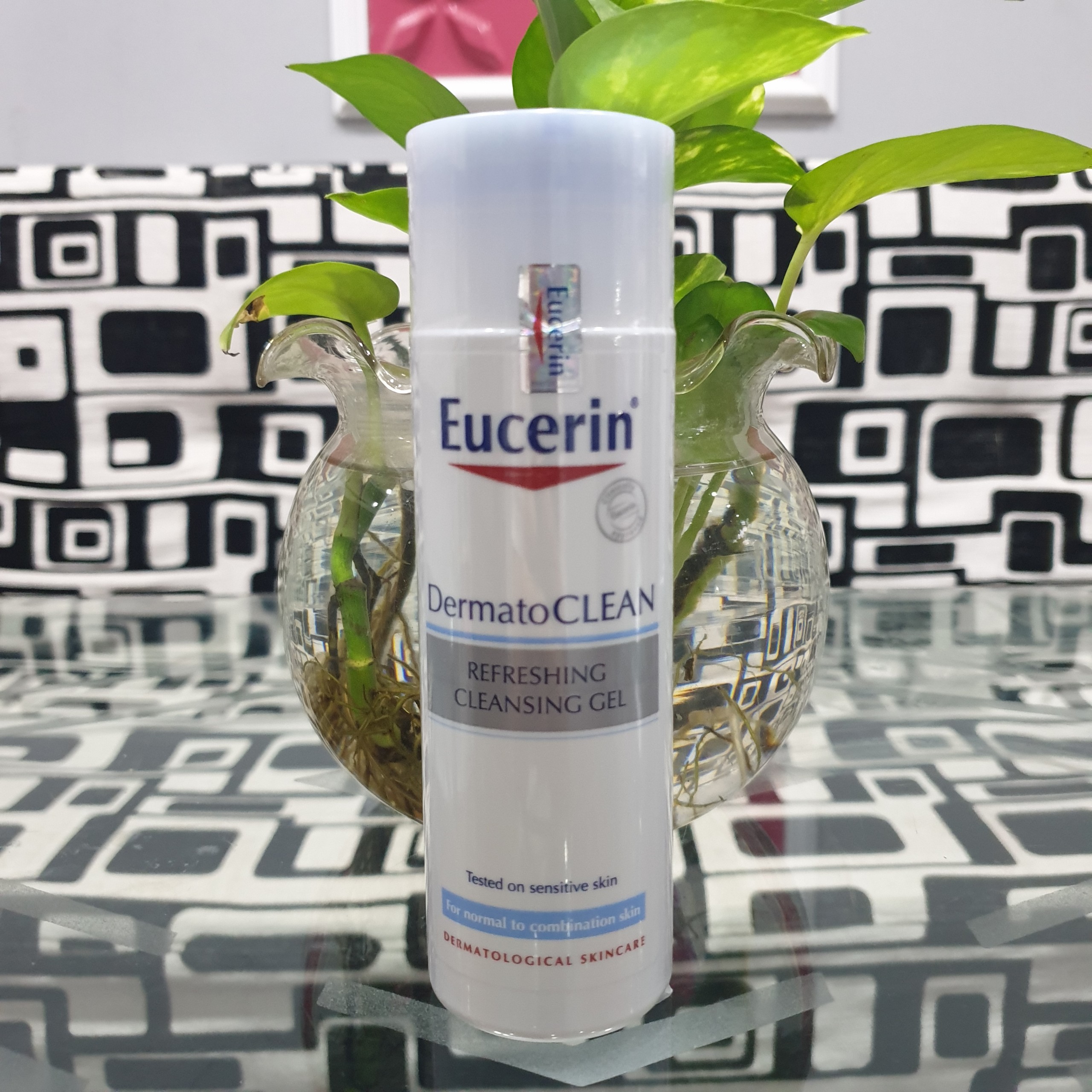 Sữa rửa mặt dành cho da nhạy cảm Eucerin DermatoClean Cleansing Gel 200ml + tặng Bọt biển rửa mặt