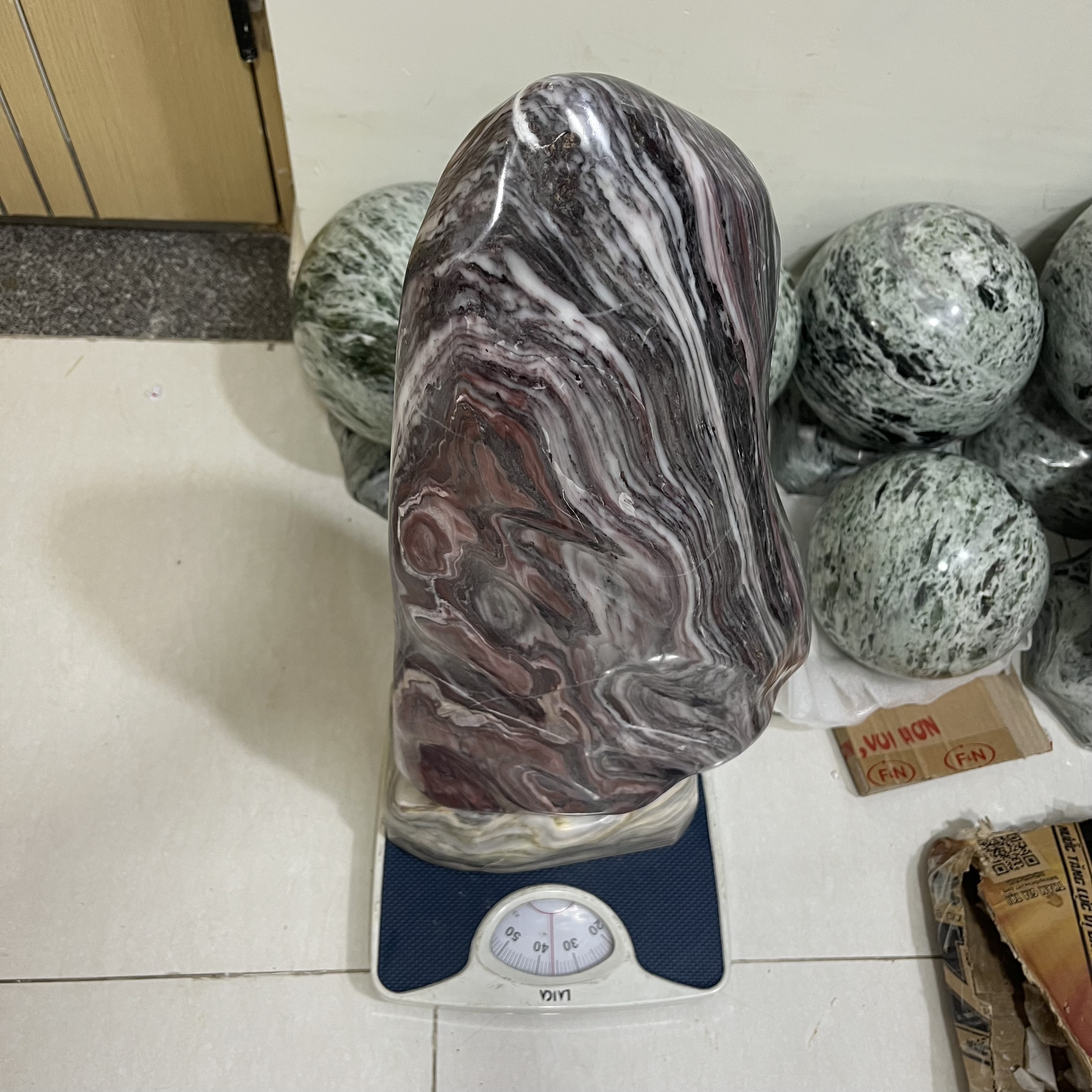 Cây đá, trụ đá, đá phong thủy Cao 63 cm, nặng 36 kg màu đỏ tím nâu cho mệnh Thổ và hỏa