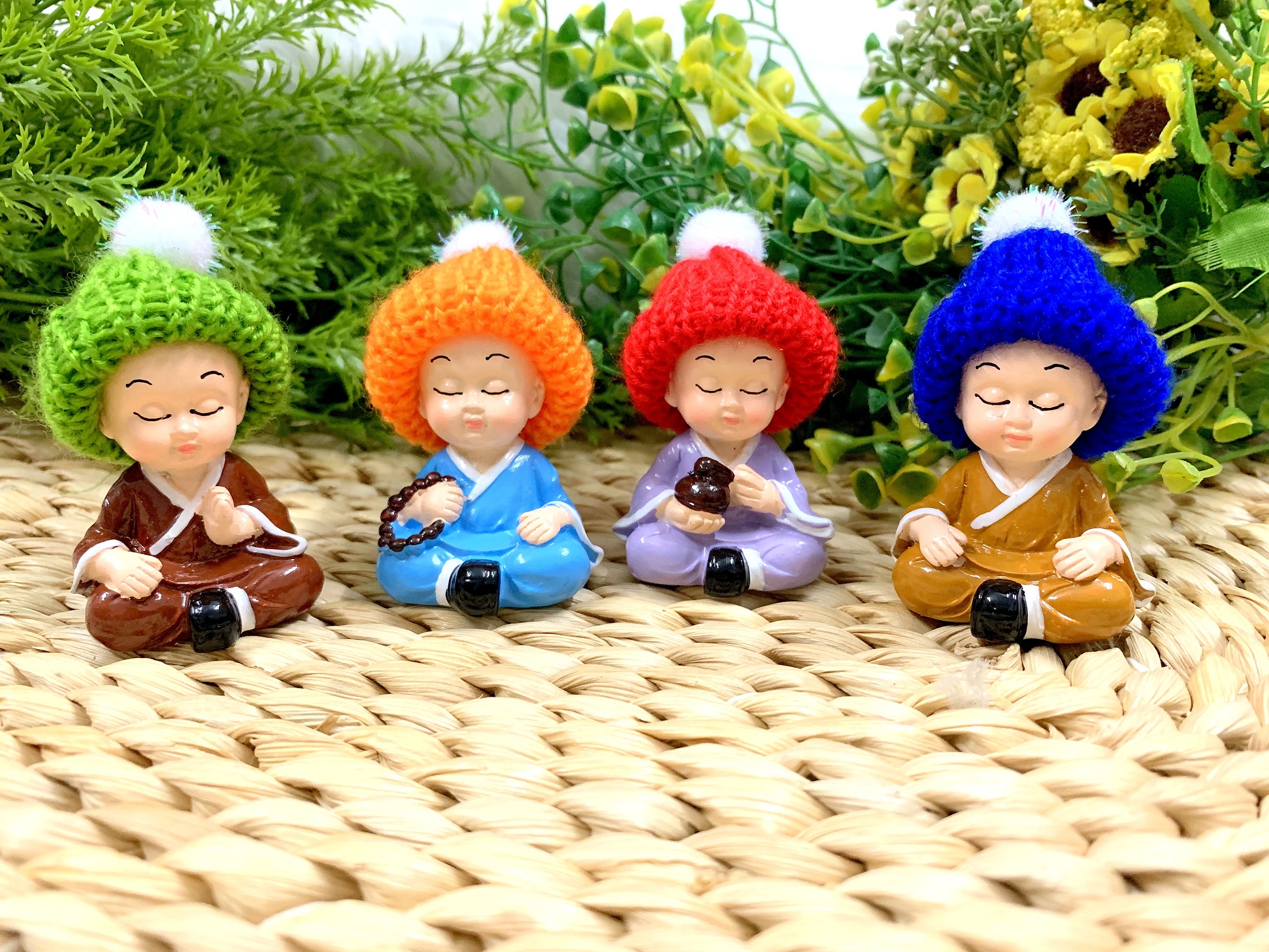 Tượng Chú Tiểu Hư Không đội nón len Việt Nam