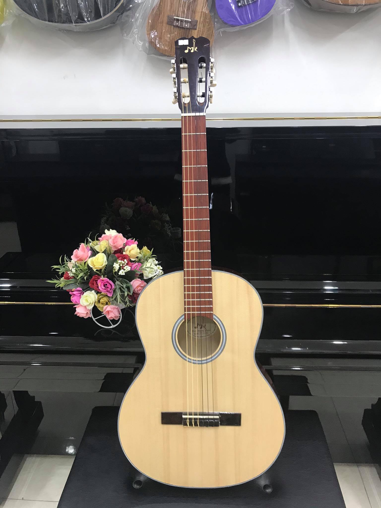 Đàn guitar Classic MKC95, thùng tròn, màu vân gỗ, Việt Nam, kèm bao da 2 lớp, bộ dây