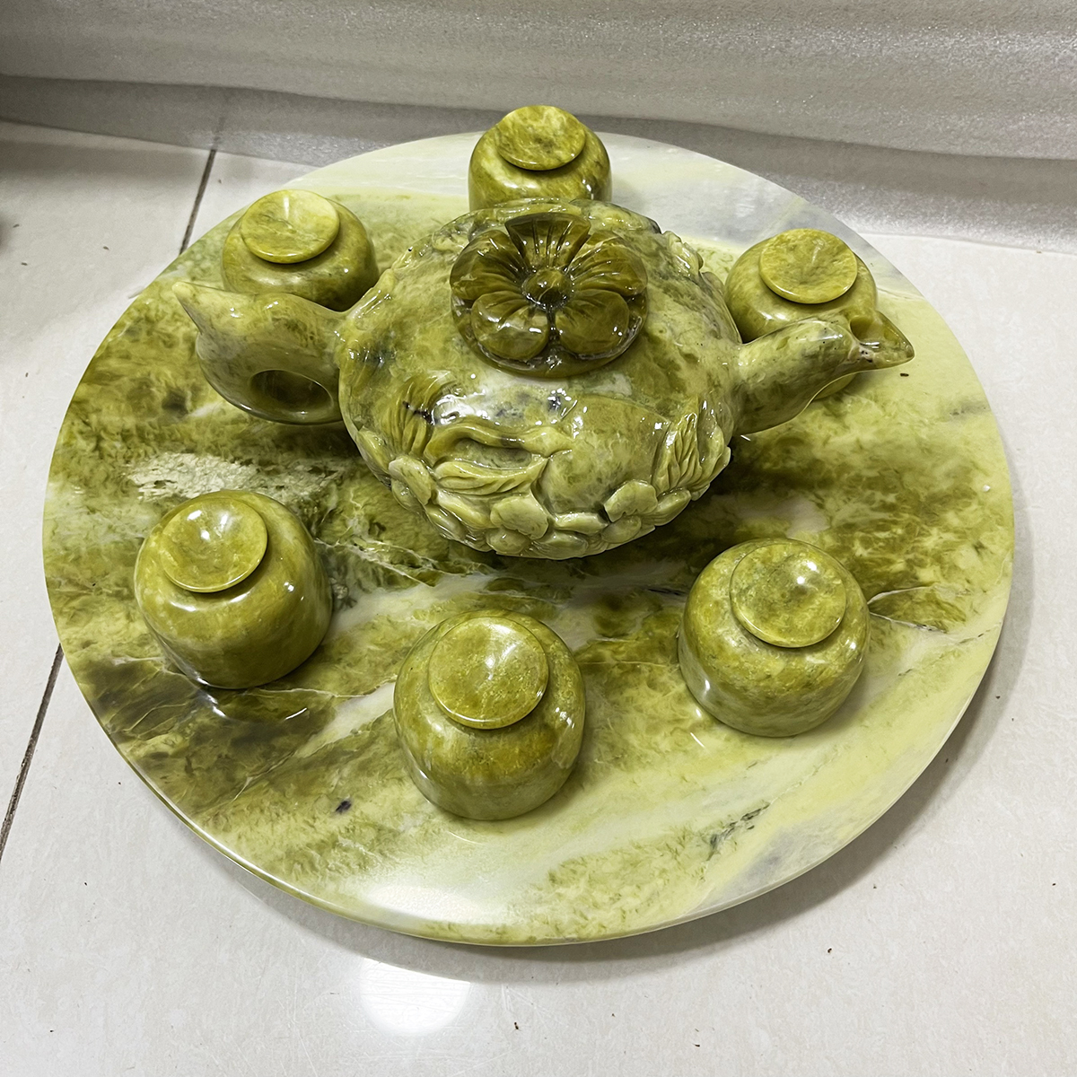 Bộ ấm chén uống nước bằng ngọc serpentine của Việt Nam đường kính khay 32 cm, nặng 5 kg cả bộ