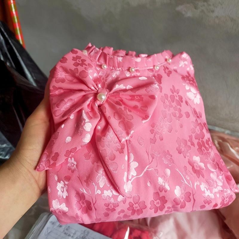 Áo dài gấm lụa nơ ngực