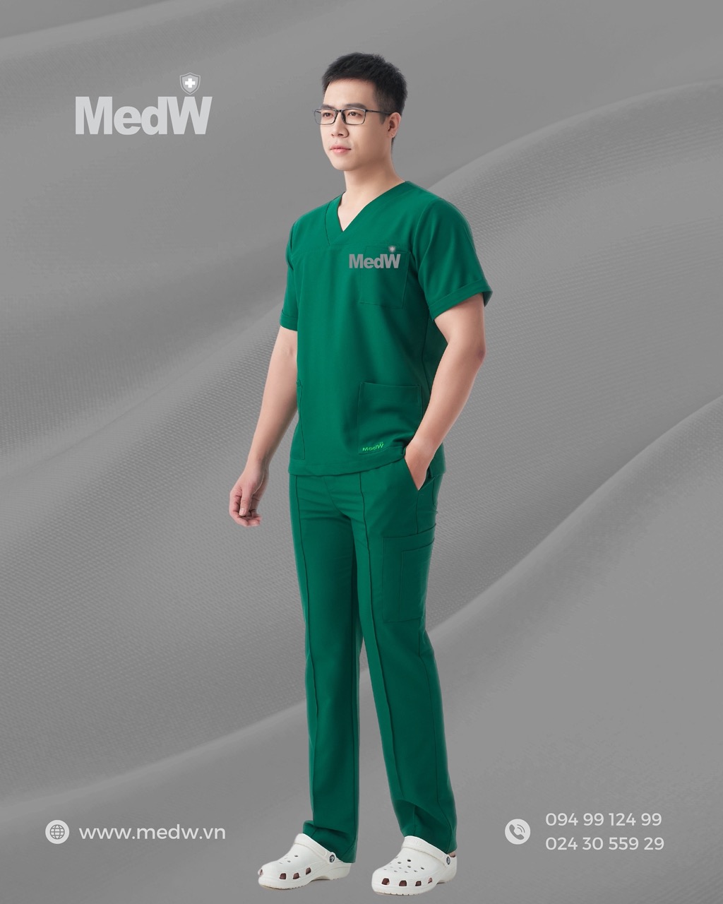 MedW Zeus Scrubs Y Tế Green Hunter Nam Xanh Phẫu Thuật Bộ Trang Phục Y Tế Cách Tân Phòng Khám Bệnh Viện Thiết Kế Pháp Dáng Rộng Vận Động Tự Do, Vật Liệu Chuyên Biệt Y Tế Không Bám Dính Xếp Ly Không Nhăn, Giữ Dáng, Đồng Phục Y Tế Cotton Nhật