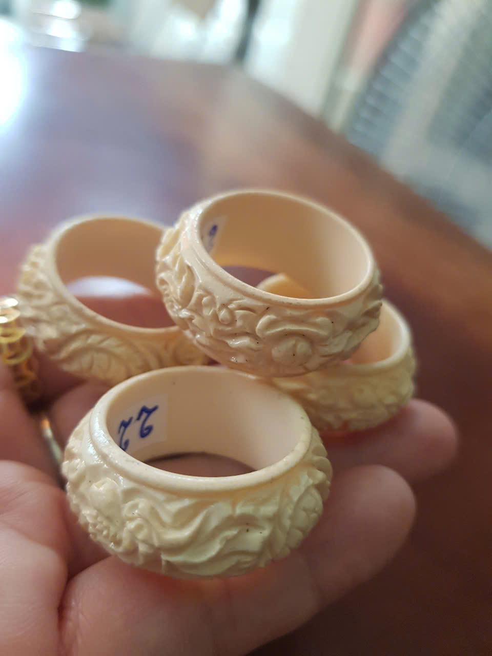 Nhẫn Nam Giả Ngà hay Xương Mỹ Nghệ Chạm Rồng Nổi Lượn Bản tròn Ni 22mm Cao 13mm Dầy 5mm màu trắng Dành Cho Các Anh Nam đeo nhẫn ngón tay cái hay bất kỳ ngón tay nào ni lọt vừa tay là 22mm rẻ vẫn đẹp như thường ạ
