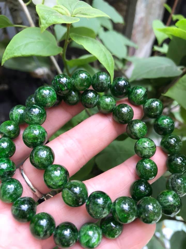 VÒNG TAY ĐÁ DIOPSIDE 10MM ĐẸP XUẤT SẮC LUÔN 100% ĐÁ DIOPSIDE TỰ NHIÊN CAO CẤP ĐẸP ĐEO SANG TAY NỮ MỆNH MỘC MỆNH HỎA CHUẨN HỢP MÀU XANH LÁ NGỌC SÁNG BÓNG ĐẸP XINH