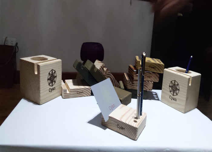 Đế gỗ đa năng đựng card, bút, điện thoại