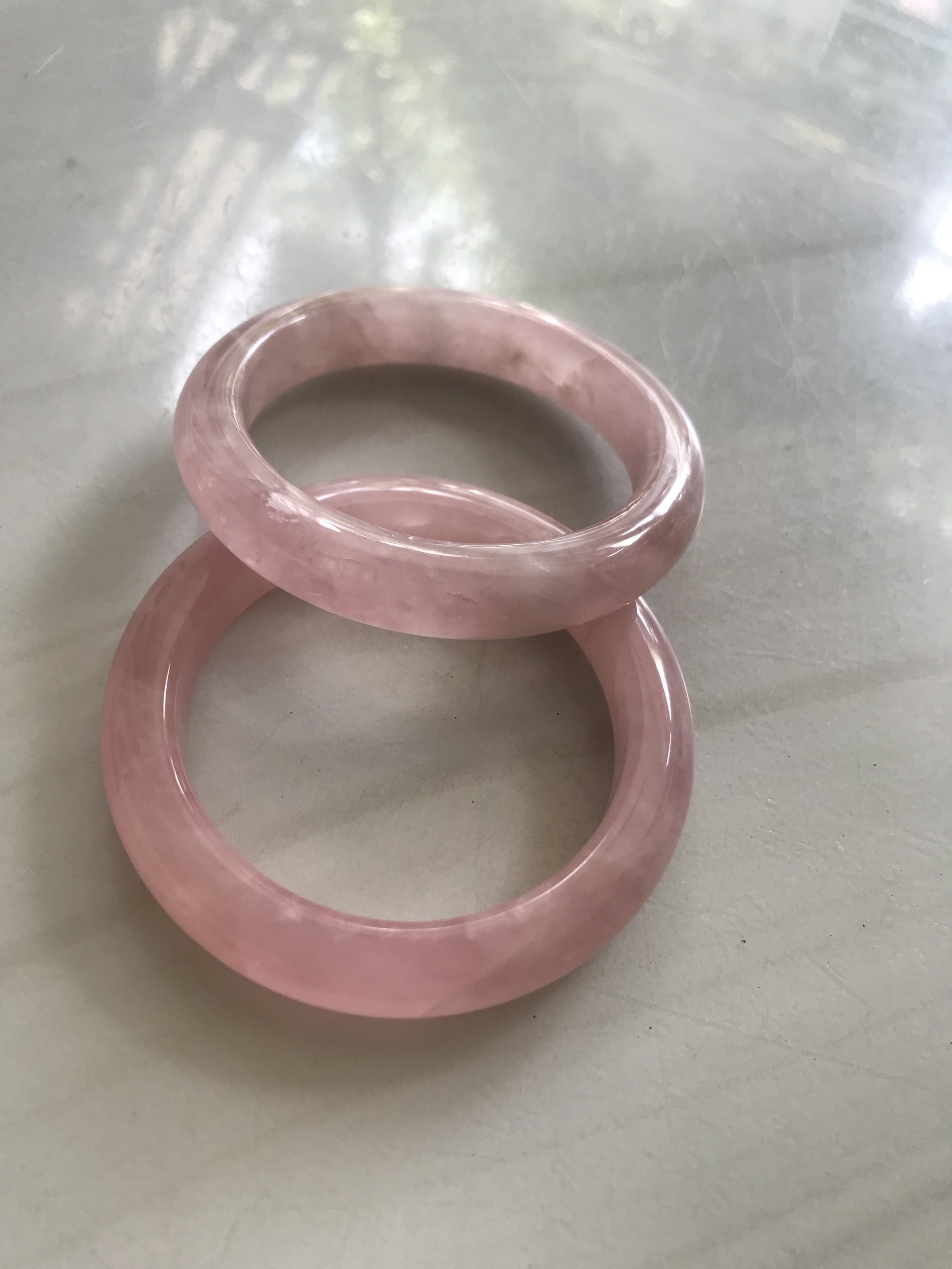 Vòng Thạch Anh Hồng Tự Nhiên Bản Hẹ Mới đẹp Ni 52mm Cao 11mm Dầy 8mm Màu Hồng xinh bóng đẹp Nữ mệnh Hỏa mệnh Thổ tay nhỏ đeo 45kg - 52 kg ạ