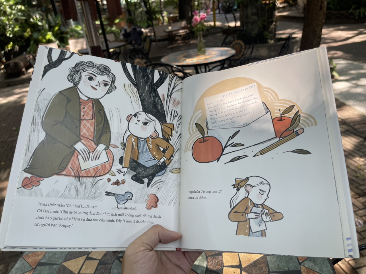 (Bìa cứng in màu) KAFKA VÀ CÔ BÉ BÚP BÊ  - Larissa Theule  - Minh họa: Rebecca Green - Trần Quân dịch - Crabit Kidbooks