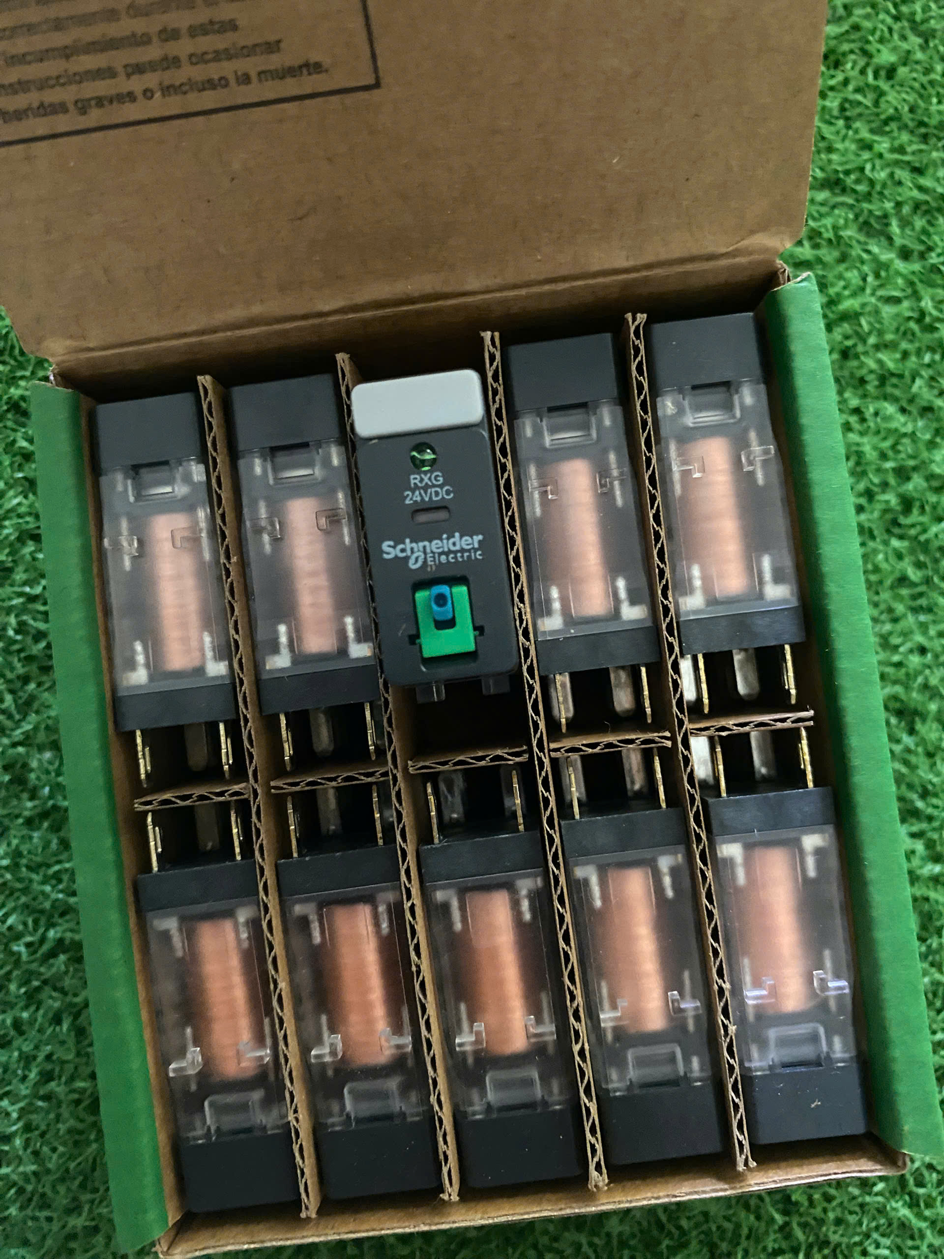 Hàng chính hãng Relay trung gian Schneider RXG22BD 8 chân 24 VDC