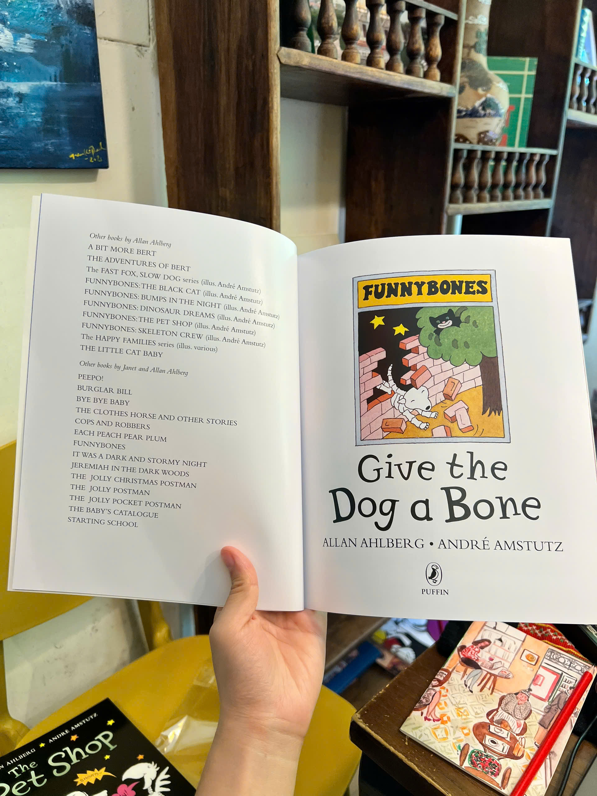 Sách - Give The Dog A Bone (Funnybones) | Childrens Picture Book / Ngoại văn Thiếu nhi Nhập khẩu