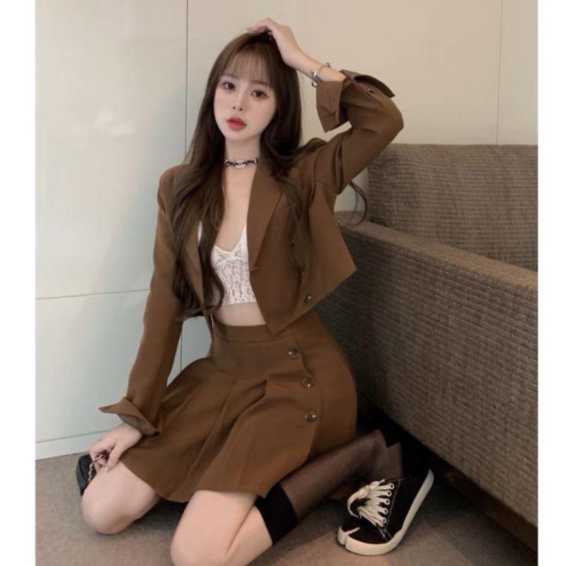 SET VEST NÂU CHÂN VÁY XẾP LY NÚT/Áo vest blazer kèm chân váy